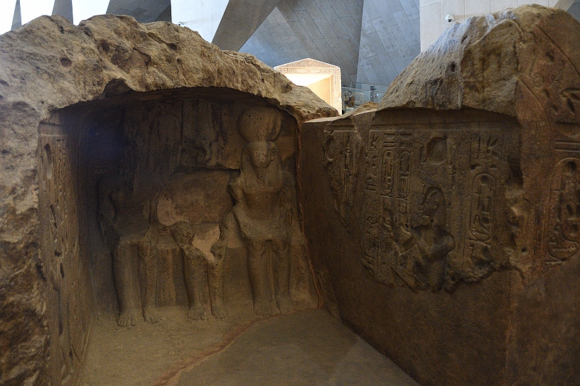 24 MAK_7054.jpg - Noos ovvero tabernacolo monolitico posto nella parte più interna del tempio ricavato da un unico grande blocco di pietra. Rappresentava la "casa" del dio sulla terra. Era il luogo in cui la divinità risiedeva fisicamente e dove avveniva il contatto tra il faraone e il divino, in questo caso Ramses II con Ptah e Sekmet.